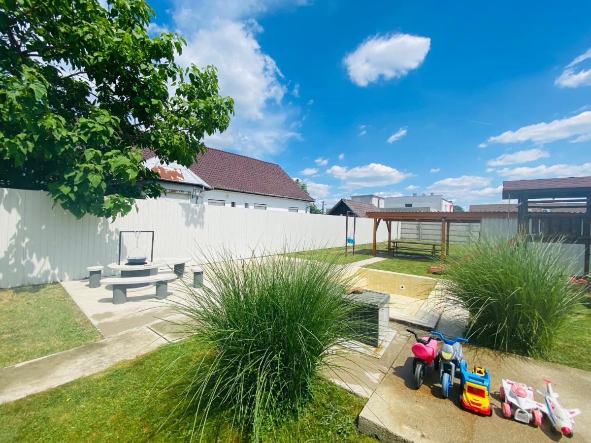 Pandora Pool Apartman Hajdúszoboszló Exteriör bild
